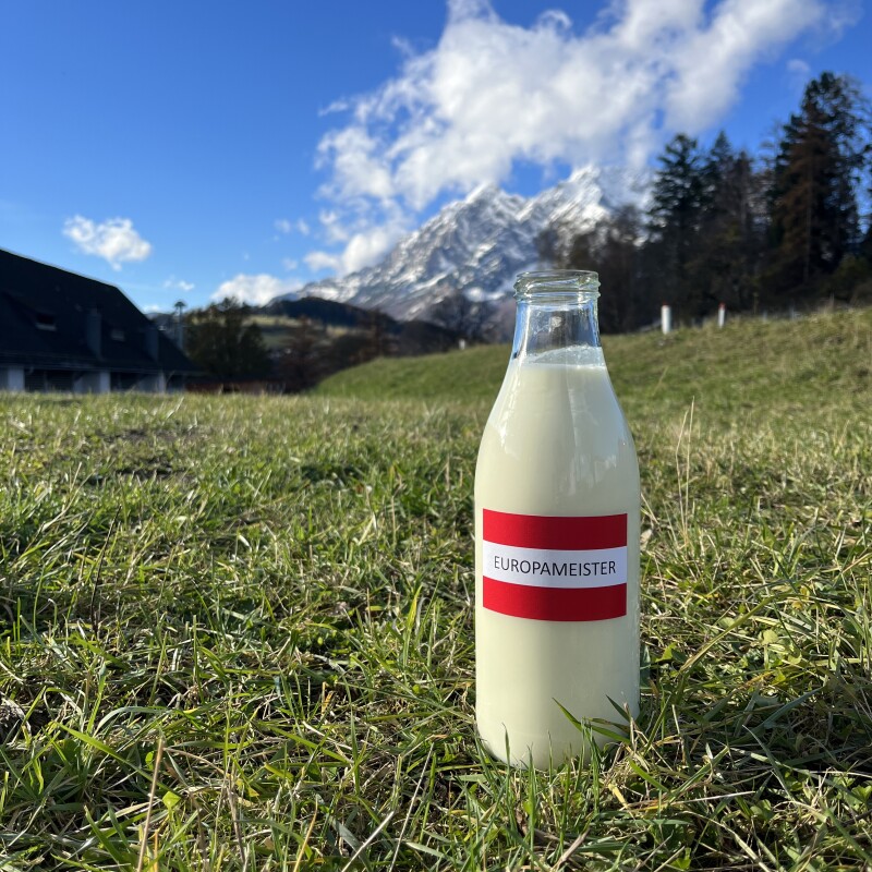 Die Bewertung von 14 Umweltwirkungen in einem für Österreich repräsentativen Netz an Milchviehbetrieben hat ergeben, dass Milch aus Österreich im Vergleich zur Milch aus anderen Ländern besonders umweltgerecht erzeugt wird. Das globale Ranking wird von Neuseeland, das europäischen von Österreich angeführt. Das Bild zeigt einen der maßgeblichen Gründe: Milchkühe aus Österreich haben geringere Lieferleistungen und erzeugen viel Milch aus dem Wiesenfutter.