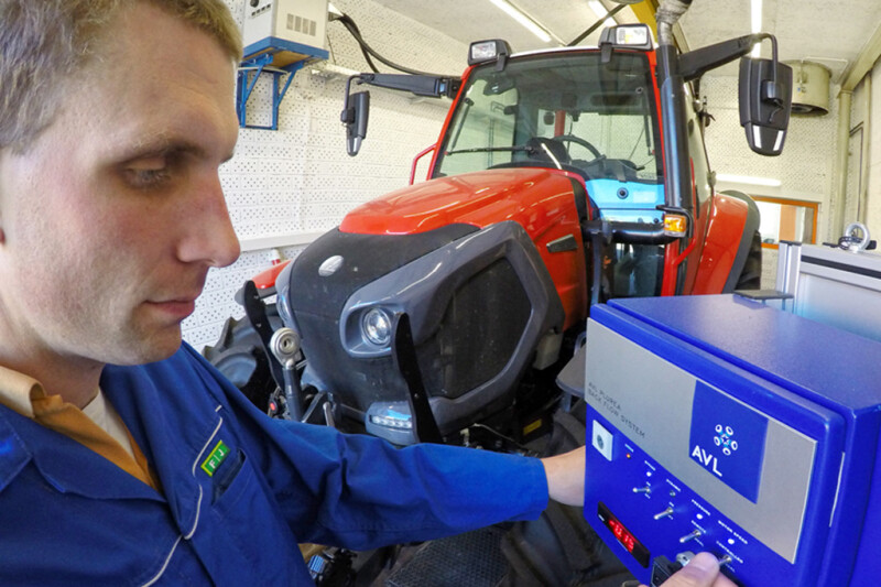 Traktor am Motorenprüfstand von FJ-BLT Wieselburg. Fabrikat des Traktors: Lindner. Am Messgerät zur Messung des Ad-Blue Verbrauches werden vom Leiter des Motorenprüfstandes Ing. Fussel Einstellungen vorgenommen. Das Messgerät ist von AVL.