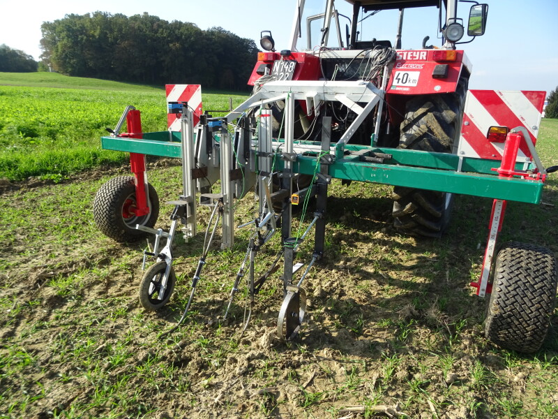 Traktor mit Anbaugerät versehen mit Sensortechnik zur Tiefenmessung
